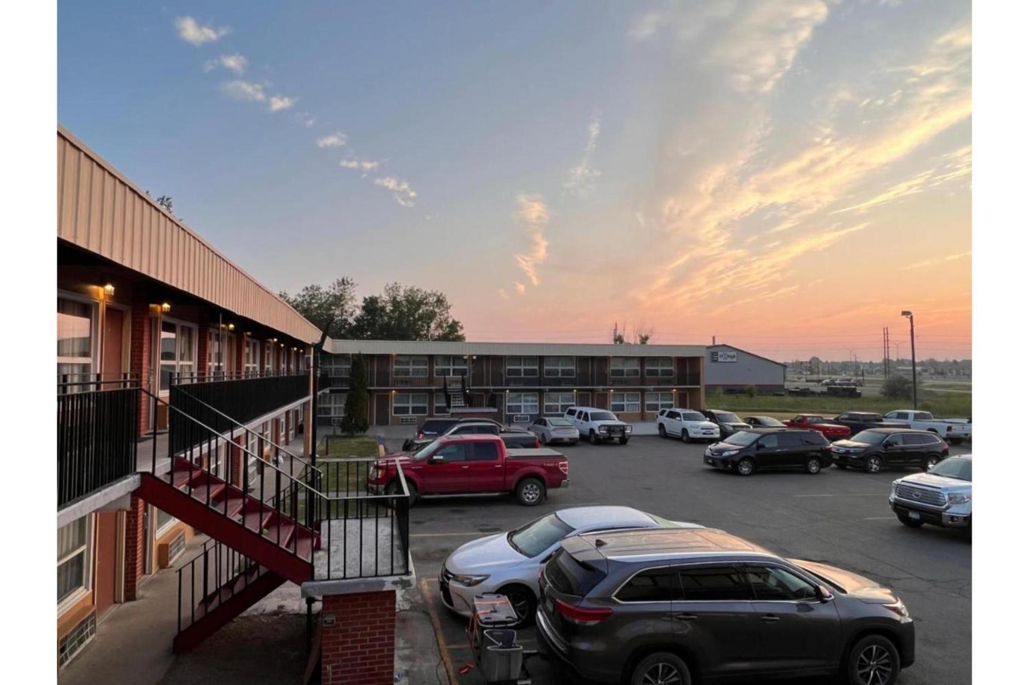 Devils Lake Inn By Oyo Near Devils Lake Regional Airport Екстер'єр фото